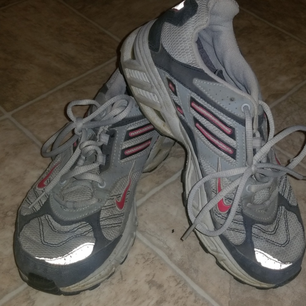 Nike trail tennis shoe